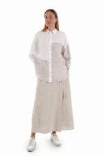 Stilingi šviesūs priekyje užsegami lininiai marškiniai moterims pusilgėmis rankovėmis