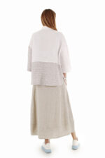 Stilingi šviesūs priekyje užsegami lininiai marškiniai moterims laisvomis pusilgėmis rankovėmis