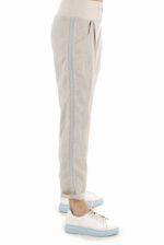 Sportiško stiliaus lininės kelnės moterims natūralaus lino spalvos, su dekoruotu elastingu juosmeniu ir šoninėmis juostomis