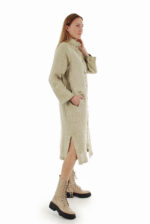 Žalsvas stilingas tiesaus silueto lininis paltas su skeltukais