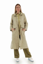 Žalsvas stilingas tiesaus silueto lininis paltas su skeltukais