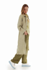 Žalsvas stilingas tiesaus silueto lininis paltas su skeltukais šonuose