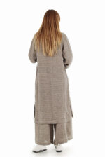 Stilingas tiesaus silueto lininis paltas iš nugaros