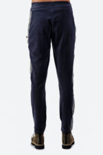 Stilingos laisvalaikio kelnės siaurėjančio silueto, iš nugaros