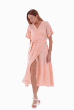 Susiaučiama ilga lininė suknelė švelniai koralinės spalvos