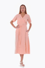 Susiaučiama ilga lininė suknelė švelniai koralinės spalvos sujuosiama diržu