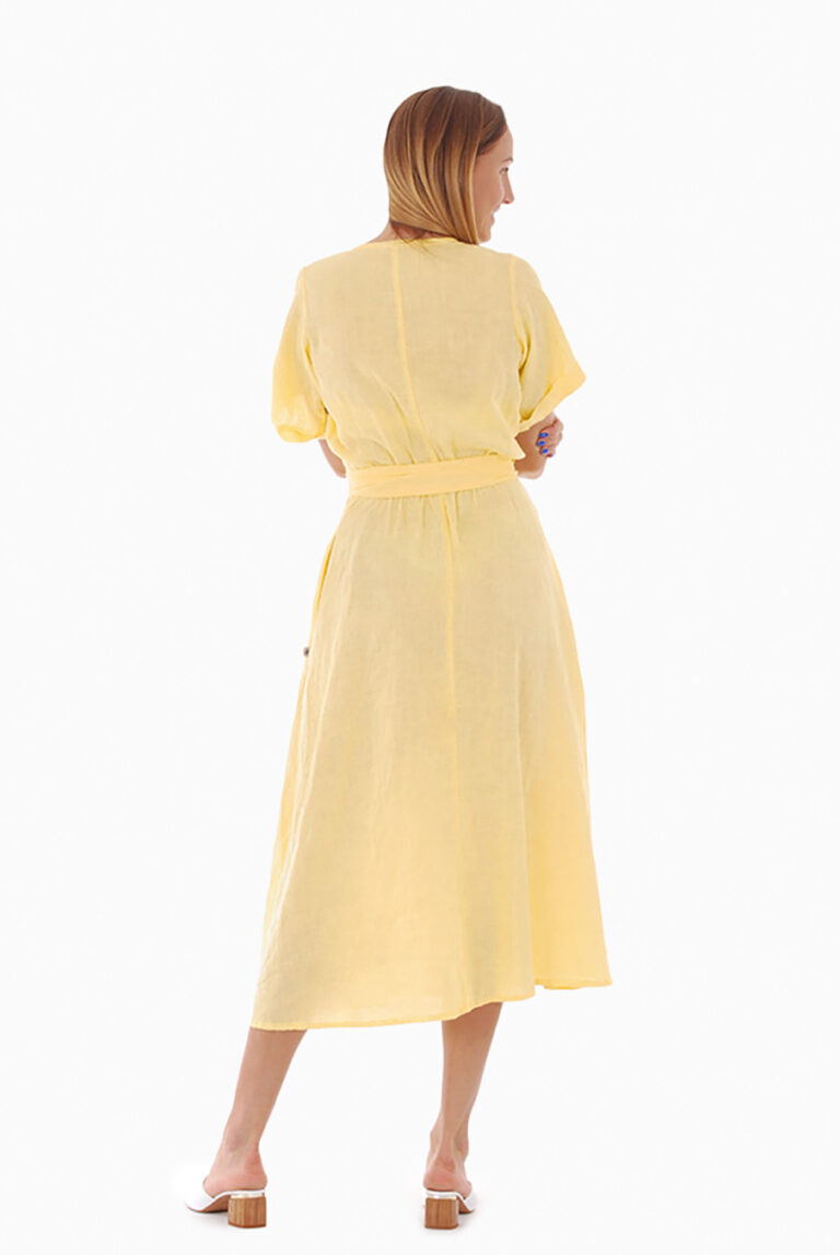 Sujuosiama ilga lininė suknelė trumpomis rankovėmis