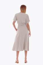 Diržu sujuosiama lininė suknelė po keliais trumpomis rankovėmis su kišenėmis