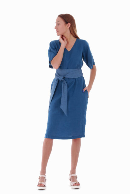 Mėlyna lininė suknelė iki kelių trumpomis rankovėmis