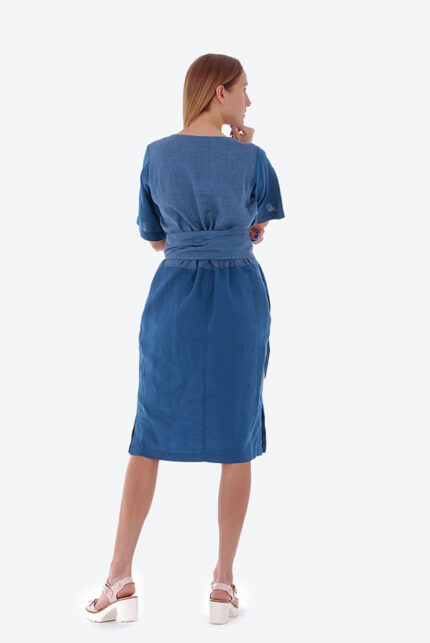 Mėlyna lininė suknelė trumpomis rankovėmis - dviejų spalvų ir medžiagų derinys