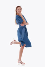 Mėlyna lininė suknelė trumpomis rankovėmis - dviejų spalvų ir medžiagų derinys, su skeltukais