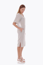 Šviesi lininė suknelė iki kelių dviejų spalvų ir medžiagų derinys