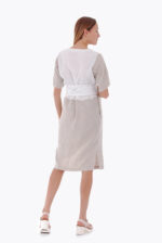 Šviesi lininė suknelė trumpomis rankovėmis: dviejų spalvų ir medžiagų derinys