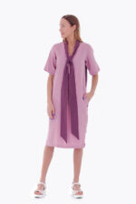 Alyvinė lininė suknelė trumpomis rankovėmis: su kišenėmis, skeltukais ir diržu