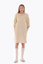 Universali lininė suknelė gali būti dėvima iš abiejų pusių, su kišenėmis ir skeltukais šonuose, kreminė