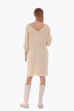 Universali lininė suknelė ilgomis rankovėmis gali būti dėvima iš abiejų pusių, su kišenėmis ir skeltukais šonuose, kreminė