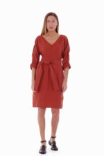 Raudona lininė suknelė ilgomis rankovėmis, dėvima iš dviejų pusių