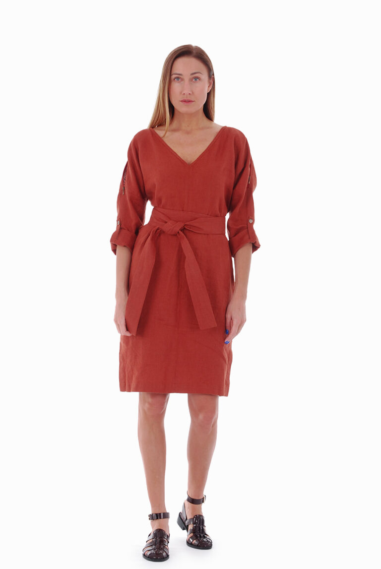 Raudona lininė suknelė ilgomis rankovėmis, dėvima iš dviejų pusių