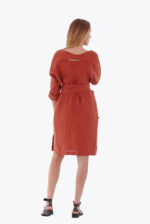 Raudona lininė suknelė ilgomis rankovėmis, dėvima iš dviejų pusių - iš nugaros