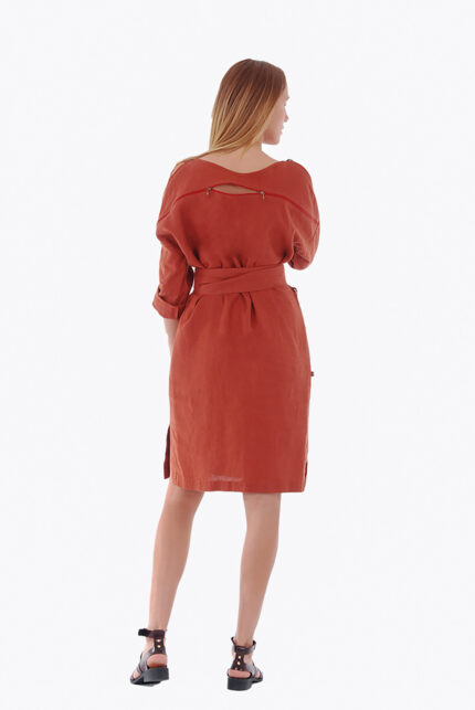 Raudona lininė suknelė ilgomis rankovėmis, dėvima iš dviejų pusių - iš nugaros