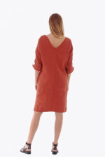 Raudona lininė suknelė ilgomis rankovėmis su kišenėmis, dėvima iš dviejų pusių - nugara