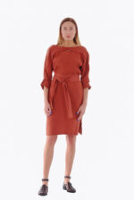 Raudona lininė suknelė ilgomis rankovėmis su kišenėmis, diržu ir skeltukais