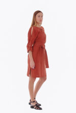 Raudona lininė suknelė ilgomis rankovėmis su kišenėmis, diržu ir skeltukais - iš šono