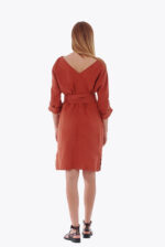 Raudona lininė suknelė ilgomis rankovėmis su kišenėmis, diržu ir skeltukais: nugara