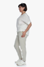 Šviesios moteriškos lininės kelnės siaurėjančios su kišenėmis