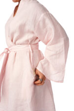 Kimono tipo švelniai rožinis lininis chalatas sujuosiamas diržu