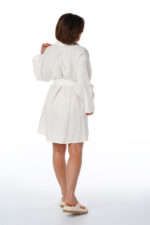 Baltas lininis chalatas kimono tipo, sujuosiamas diržu