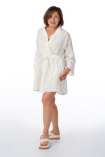 Baltas lininis chalatas kimono tipo, sujuosiamas diržu, su kišenėmis