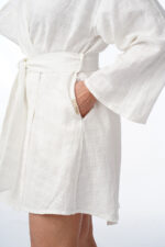 Baltas lininis chalatas kimono tipo, ilgis 92 cm sujuosiamas diržu, su kišenėmis