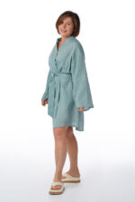Mėlynas lininis chalatas moterims, sujuosiamas plačiu diržu