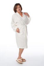 Moteriškas baltas lininis chalatas, 110 cm ilgio