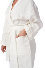 Moteriškas baltas lininis chalatas, 110 cm ilgio, su išorinėmis kišenėmis