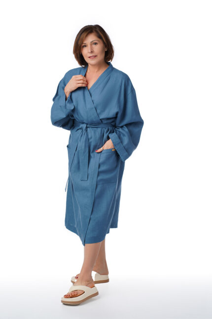 Moteriškas mėlynas lininis chalatas, 110 cm ilgio, su išorinėmis kišenėmis