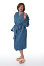 Moteriškas mėlynas lininis chalatas, 110 cm ilgio, su kišenėmis
