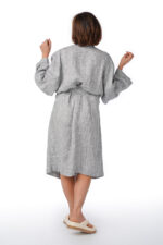 Elegantiškas pilkas lininis chalatas, nugara