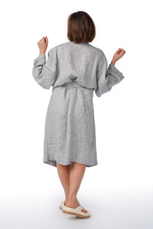 Elegantiškas pilkas lininis chalatas, nugara
