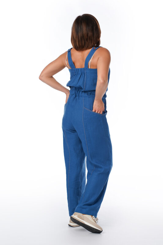 Mėlynas moteriškas kombinezonas iš lino, su 4 kišenėmis, sujuosiamas diržu, nugara
