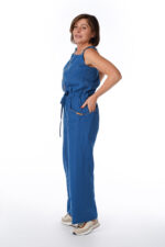 Mėlynas moteriškas lininis kombinezonas su 4 kišenėmis, sujuosiamas diržu