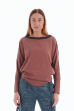 stilinga trikotažinė palaidinė ilgomis rankovėmis, Puošta kitos medžiagos apykakle