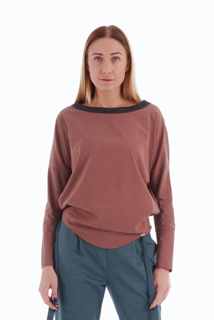 stilinga trikotažinė palaidinė ilgomis rankovėmis, Puošta kitos medžiagos apykakle