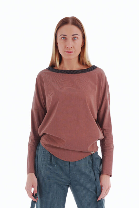 stilinga trikotažinė palaidinė ilgomis rankovėmis, Puošta kitos medžiagos apykakle