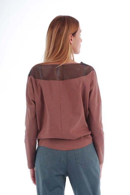 stilinga trikotažinė palaidinė ilgomis rankovėmis, Puošta kitos medžiagos apykakle - nugara