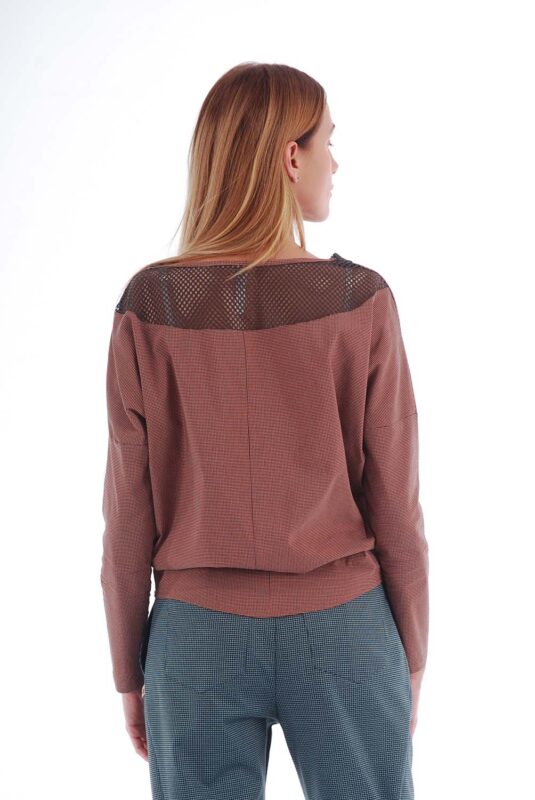 stilinga trikotažinė palaidinė ilgomis rankovėmis, Puošta kitos medžiagos apykakle - nugara