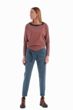 stilinga medvilninė palaidinė ilgomis rankovėmis, puošta kitos medžiagos apykakle