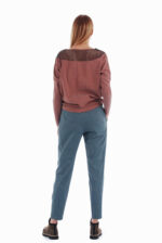 stilinga medvilninė palaidinė ilgomis rankovėmis, puošta kitos medžiagos apykakle - nugara