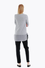 Stilinga, trikotažinė palaidinė, dekoruota kitos medžiagos apačia su skeltukais